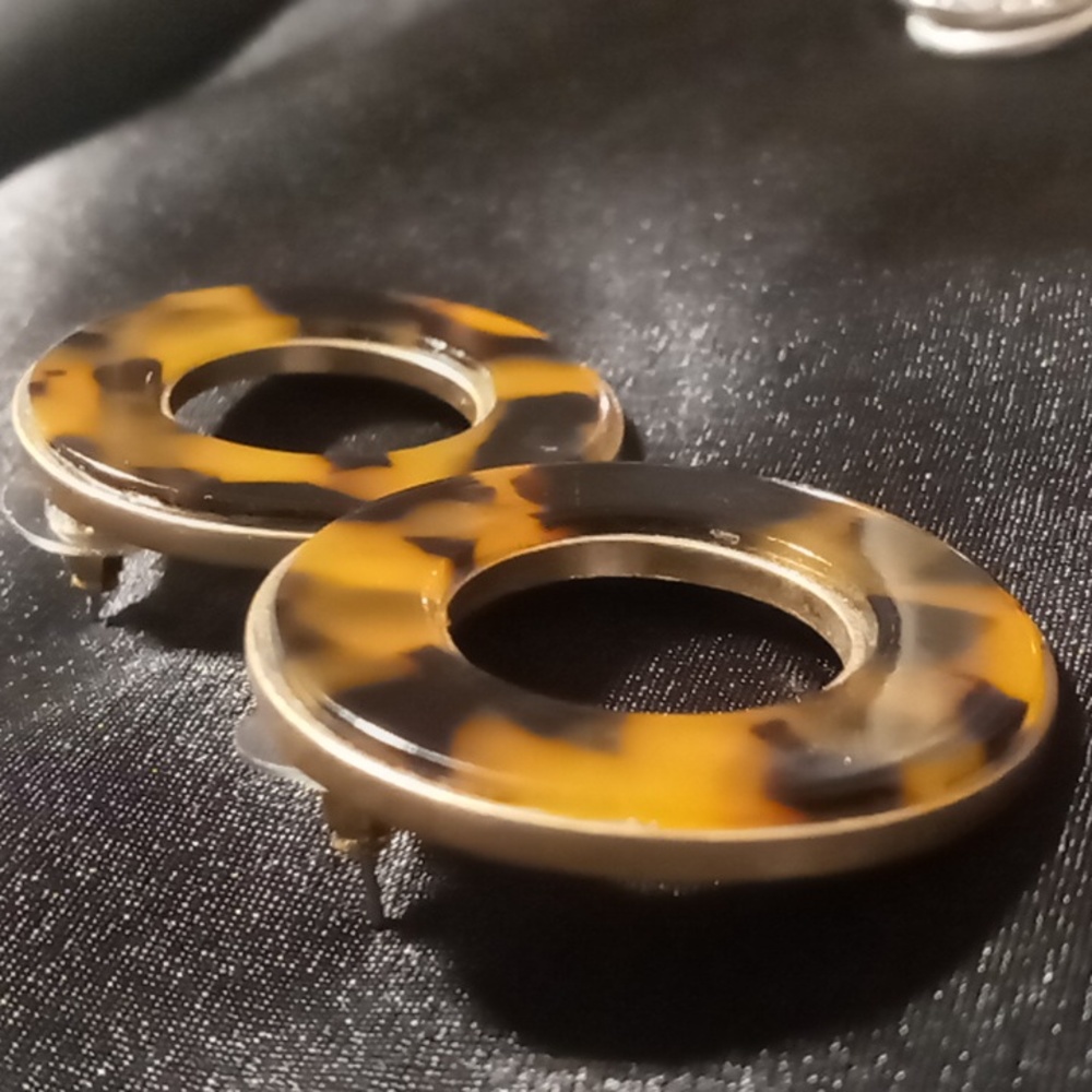 Vintage Tortoise shell circles in gold tone earrings.